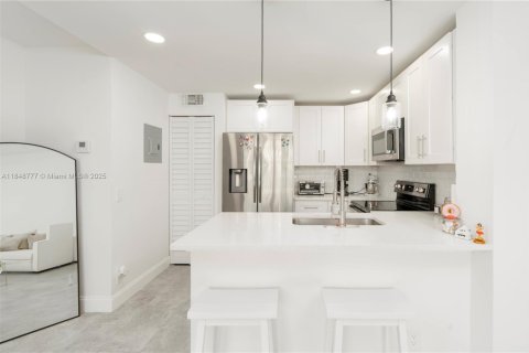 Condo in West Palm Beach, Florida, 1 bedroom  № 1857312 - photo 4