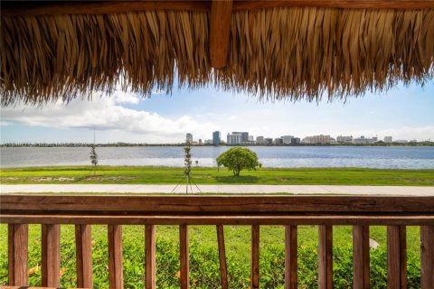 Condo in West Palm Beach, Florida, 1 bedroom  № 1857312 - photo 16