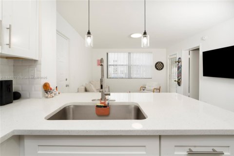 Condo in West Palm Beach, Florida, 1 bedroom  № 1857312 - photo 3