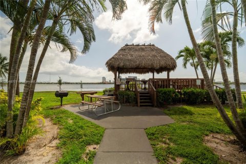 Condo in West Palm Beach, Florida, 1 bedroom  № 1857312 - photo 15