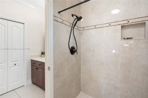 House in Tavernier, Florida 5 bedrooms, 325.07 sq.m. № 1944377 - photo 29