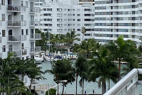 Condo in Miami Beach, Florida, 1 bedroom  № 1953534 - photo 1