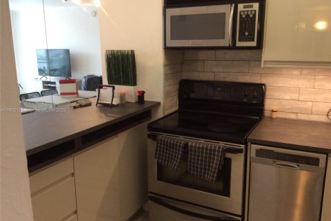 Condo in Miami Beach, Florida, 1 bedroom  № 1953534 - photo 7
