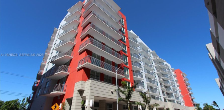 Кондоминиум с 1 спальней в Дорал, Флорида № 1988217