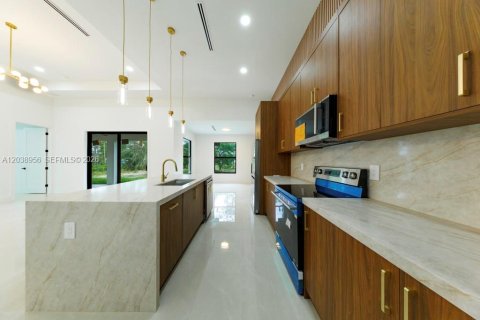 Casa en venta en Lehigh Acres, Florida, 4 dormitorios № 2182648 - foto 2