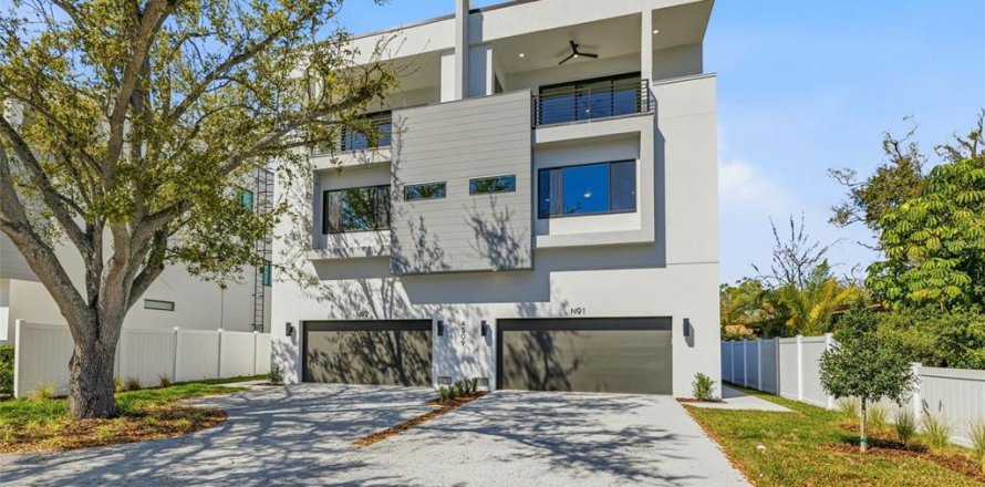 Townhouse in Tampa, Florida 3 bedrooms, 284.47 sq.m. № 2204087