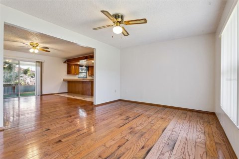 House in Belle Isle, Florida 4 bedrooms, 149.76 sq.m. № 2238854 - photo 7