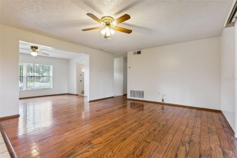 House in Belle Isle, Florida 4 bedrooms, 149.76 sq.m. № 2238854 - photo 6