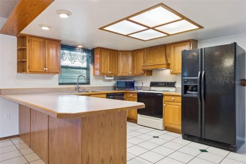 House in Belle Isle, Florida 4 bedrooms, 149.76 sq.m. № 2238854 - photo 13