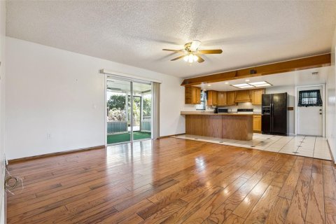 House in Belle Isle, Florida 4 bedrooms, 149.76 sq.m. № 2238854 - photo 10