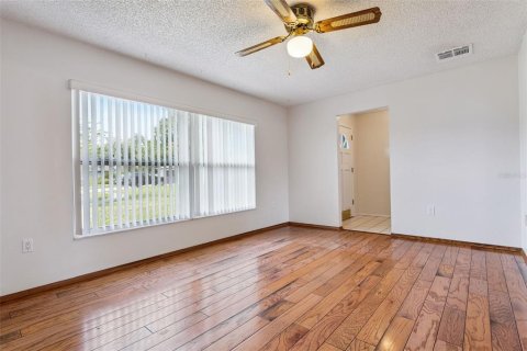 House in Belle Isle, Florida 4 bedrooms, 149.76 sq.m. № 2238854 - photo 5