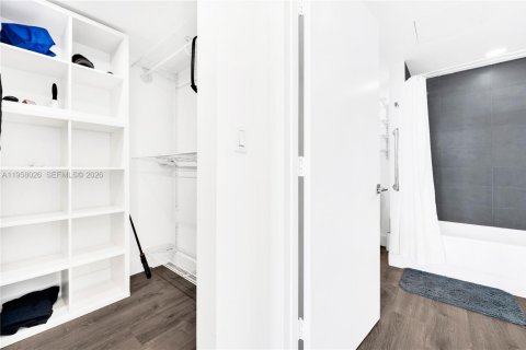 Condo in Miami, Florida, 1 bedroom  № 2020648 - photo 16