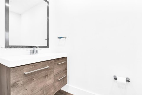 Condo in Miami, Florida, 1 bedroom  № 2020648 - photo 17