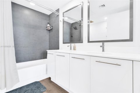 Condo in Miami, Florida, 1 bedroom  № 2020648 - photo 15