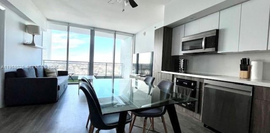 Condominio en Miami, Florida, 1 dormitorio  № 2020648