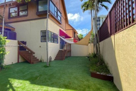 Adosado en alquiler en Miami, Florida, 1 dormitorio, 89.19 m2 № 1953754 - foto 1