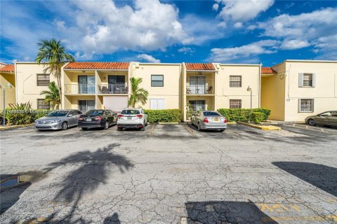 Condo in Miami, Florida, 2 bedrooms  № 1766510 - photo 1