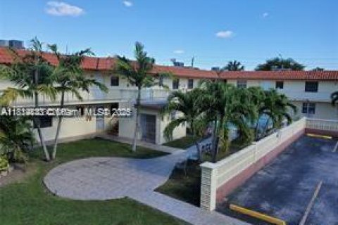 Condo in Miami, Florida, 2 bedrooms  № 1766510 - photo 11