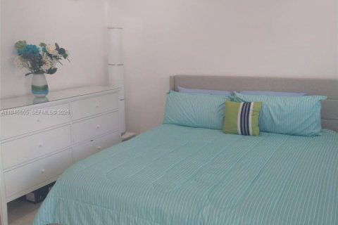 Condo in Hallandale Beach, Florida, 1 bedroom  № 2004939 - photo 15