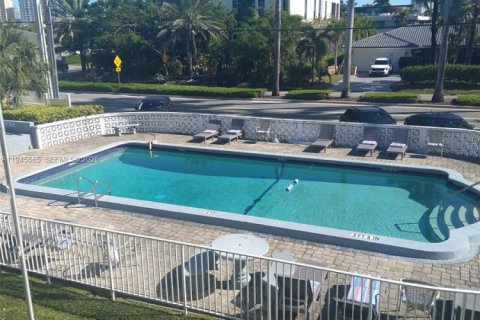 Condo in Hallandale Beach, Florida, 1 bedroom  № 2004939 - photo 17