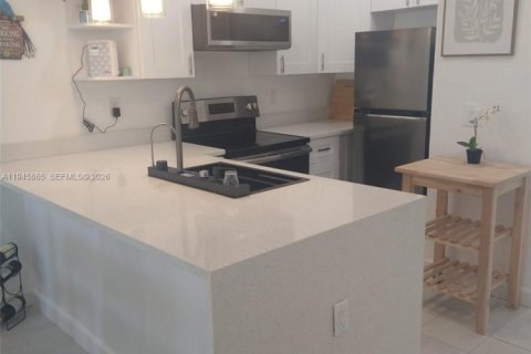 Condo in Hallandale Beach, Florida, 1 bedroom  № 2004939 - photo 3