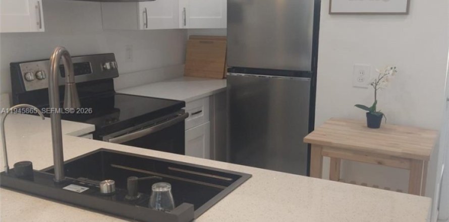 Condo in Hallandale Beach, Florida, 1 bedroom  № 2004939