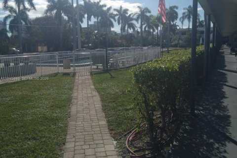 Condo in Hallandale Beach, Florida, 1 bedroom  № 2004939 - photo 16