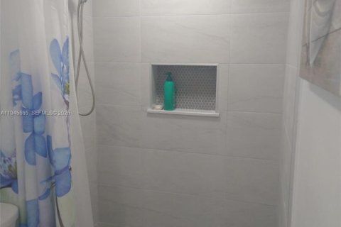 Condo in Hallandale Beach, Florida, 1 bedroom  № 2004939 - photo 10