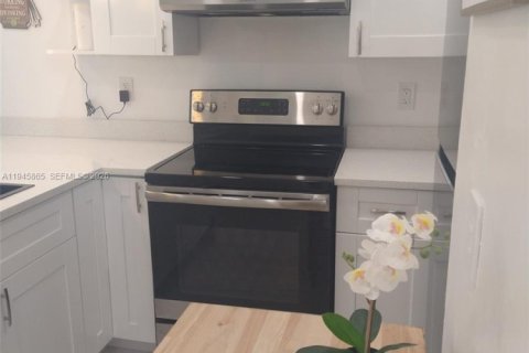 Condo in Hallandale Beach, Florida, 1 bedroom  № 2004939 - photo 2