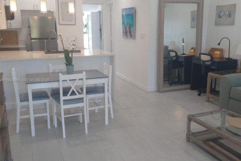 Condo in Hallandale Beach, Florida, 1 bedroom  № 2004939 - photo 5