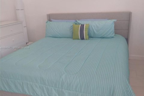 Condo in Hallandale Beach, Florida, 1 bedroom  № 2004939 - photo 13