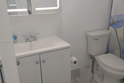 Condo in Hallandale Beach, Florida, 1 bedroom  № 2004939 - photo 8