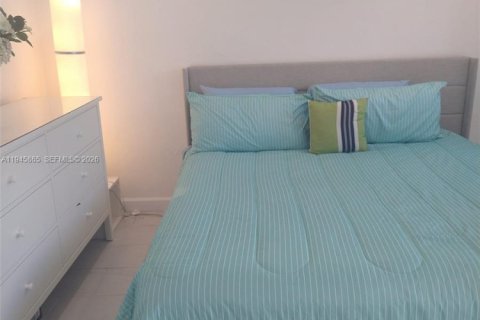 Condo in Hallandale Beach, Florida, 1 bedroom  № 2004939 - photo 11