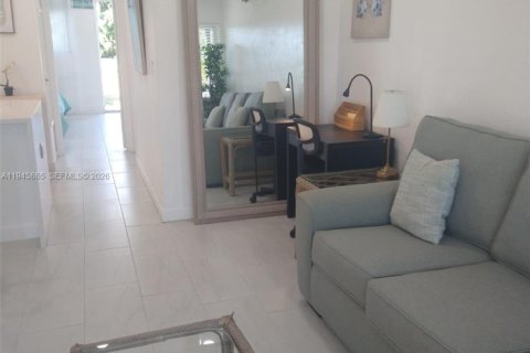 Condo in Hallandale Beach, Florida, 1 bedroom  № 2004939 - photo 4