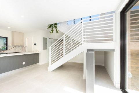 House in Miami, Florida 4 bedrooms, 206.99 sq.m. № 2009188 - photo 14