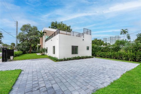 House in Miami, Florida 4 bedrooms, 206.99 sq.m. № 2009188 - photo 3