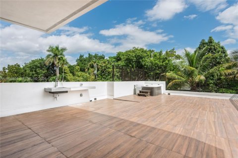 House in Miami, Florida 4 bedrooms, 206.99 sq.m. № 2009188 - photo 18