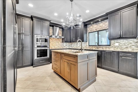 House in Fort Myers, Florida 6 bedrooms, 411.37 sq.m. № 2266097 - photo 19