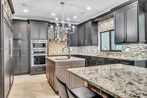 House in Fort Myers, Florida 6 bedrooms, 411.37 sq.m. № 2266097 - photo 25