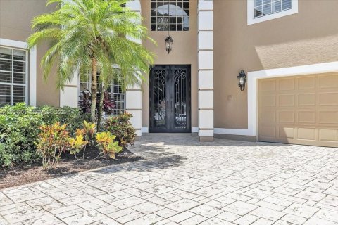 House in Fort Myers, Florida 6 bedrooms, 411.37 sq.m. № 2266097 - photo 4
