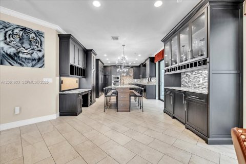 House in Fort Myers, Florida 6 bedrooms, 411.37 sq.m. № 2266097 - photo 13