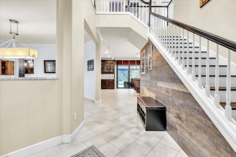 House in Fort Myers, Florida 6 bedrooms, 411.37 sq.m. № 2266097 - photo 7