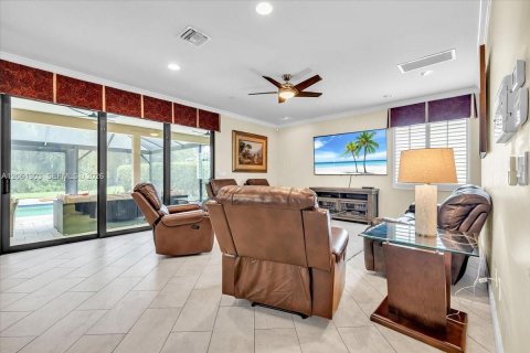 House in Fort Myers, Florida 6 bedrooms, 411.37 sq.m. № 2266097 - photo 8