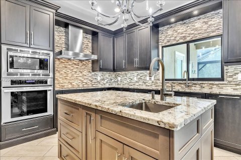 House in Fort Myers, Florida 6 bedrooms, 411.37 sq.m. № 2266097 - photo 20