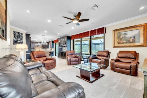 House in Fort Myers, Florida 6 bedrooms, 411.37 sq.m. № 2266097 - photo 10