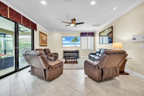 House in Fort Myers, Florida 6 bedrooms, 411.37 sq.m. № 2266097 - photo 9