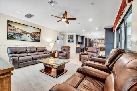 House in Fort Myers, Florida 6 bedrooms, 411.37 sq.m. № 2266097 - photo 11