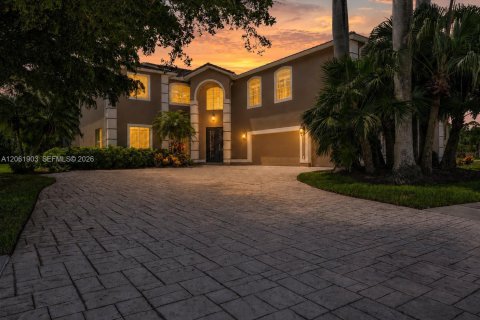 House in Fort Myers, Florida 6 bedrooms, 411.37 sq.m. № 2266097 - photo 2