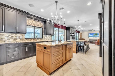 House in Fort Myers, Florida 6 bedrooms, 411.37 sq.m. № 2266097 - photo 21