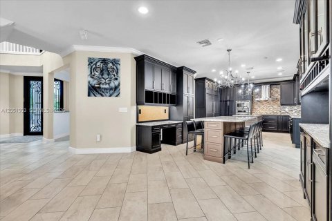 House in Fort Myers, Florida 6 bedrooms, 411.37 sq.m. № 2266097 - photo 12